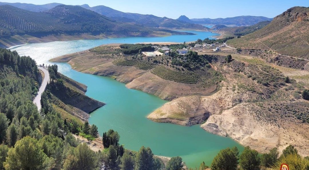 Iznájar y Paraje de Valdearenas sin transporte
