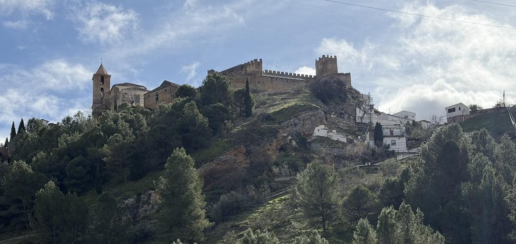 CASTILLO DE IZNAJAR Y BAÑO EN LA PLAYA DE VALDEARENAS