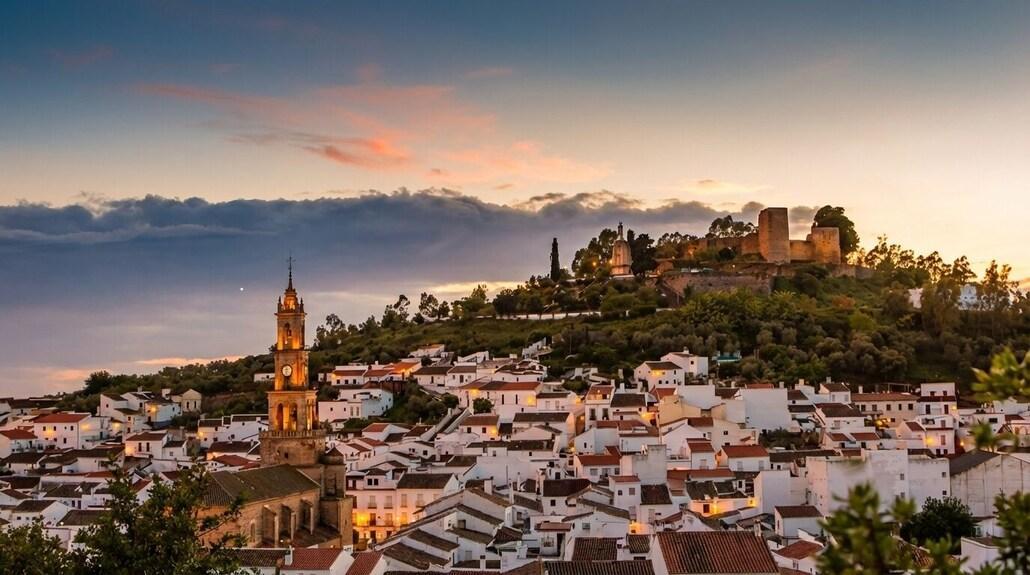 Los Castañares y el Castillo de Constantina
